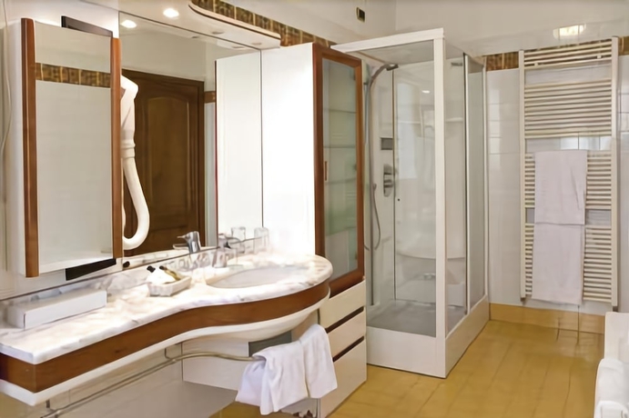 Imagen de la habitación del Hotel Albergo Lenno. Foto 17