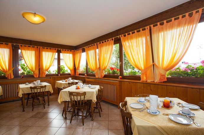 Imagen del bar/restaurante del Hotel Albergo Max Meubl&egrave;. Foto 3