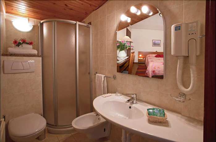 Imagen de la habitación del Hotel Albergo Miramonti, Arta Terme. Foto 16