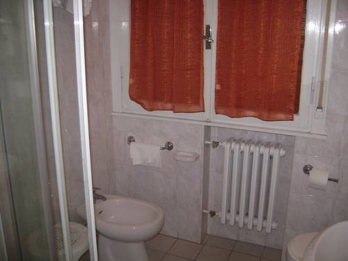 Imagen de la habitación del Hotel Albergo Moderno, Modena. Foto 14