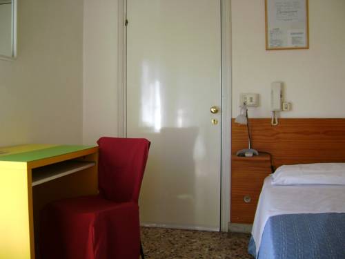 Imagen de la habitación del Hotel Albergo Moderno, Modena. Foto 15