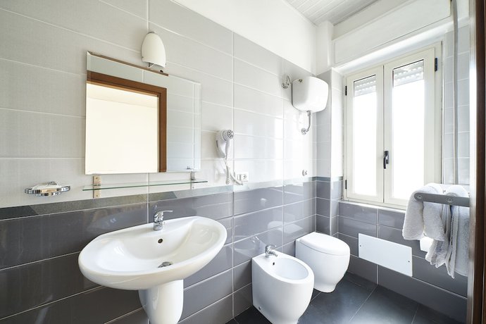 Imagen de la habitación del Hotel Albergo Nuovo Belvedere. Foto 6