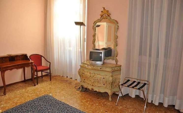 Imagen de la habitación del Hotel Albergo Parmigiano. Foto 7