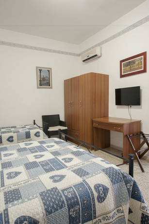 Imagen de la habitación del Hotel Albergo Pensione Ardenza. Foto 4