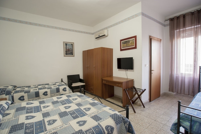 Imagen de la habitación del Hotel Albergo Pensione Ardenza. Foto 17