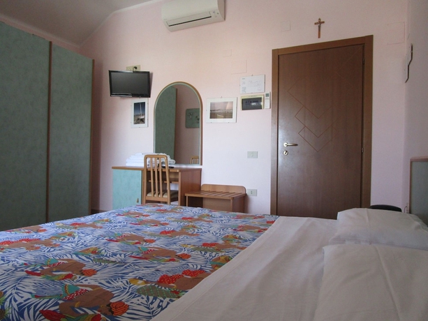 Imagen de la habitación del Hotel Albergo Primavera. Foto 15