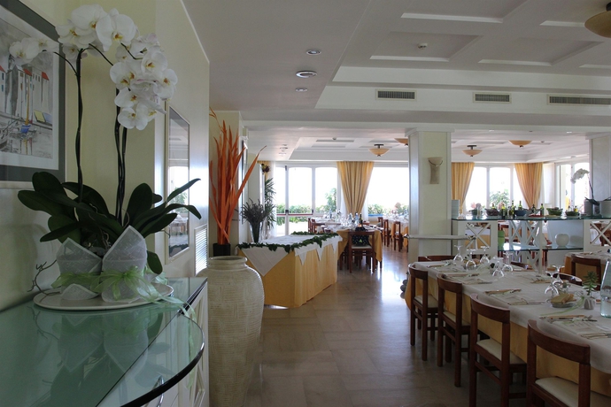 Imagen del bar/restaurante del Hotel Albergo Punta De L'est. Foto 5