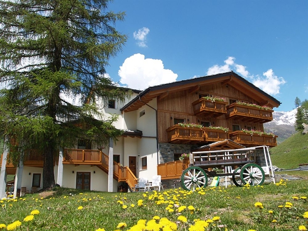 Imagen de los exteriores del Hotel Albergo Punta Zerbion. Foto 7