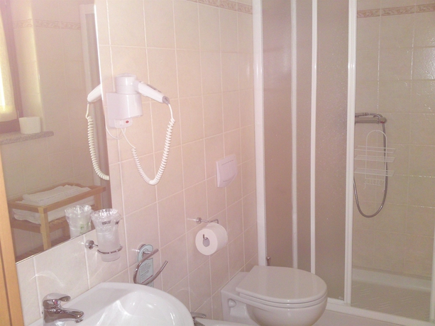 Imagen de la habitación del Hotel Albergo Punta Zerbion. Foto 4