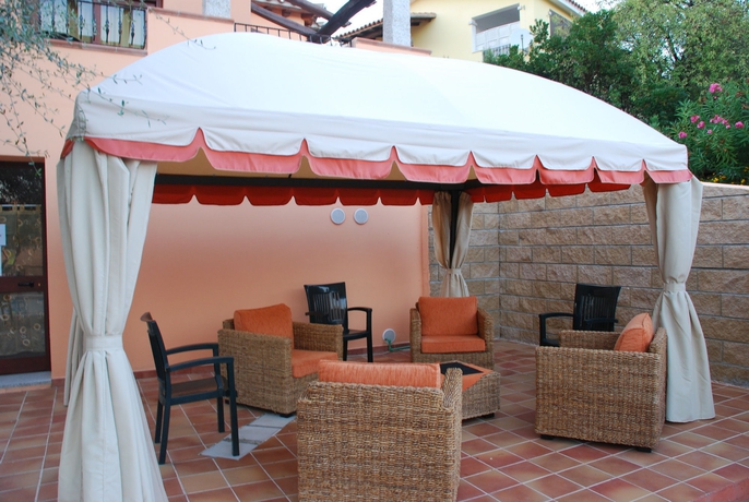 Imagen de la piscina del Hotel Albergo Residenziale Li Troni. Foto 4