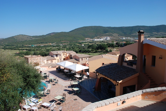 Imagen de la piscina del Hotel Albergo Residenziale Li Troni. Foto 5