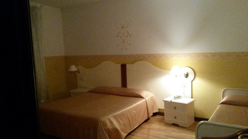 Imagen de la habitación del Hotel Albergo Ristorante Flora. Foto 11