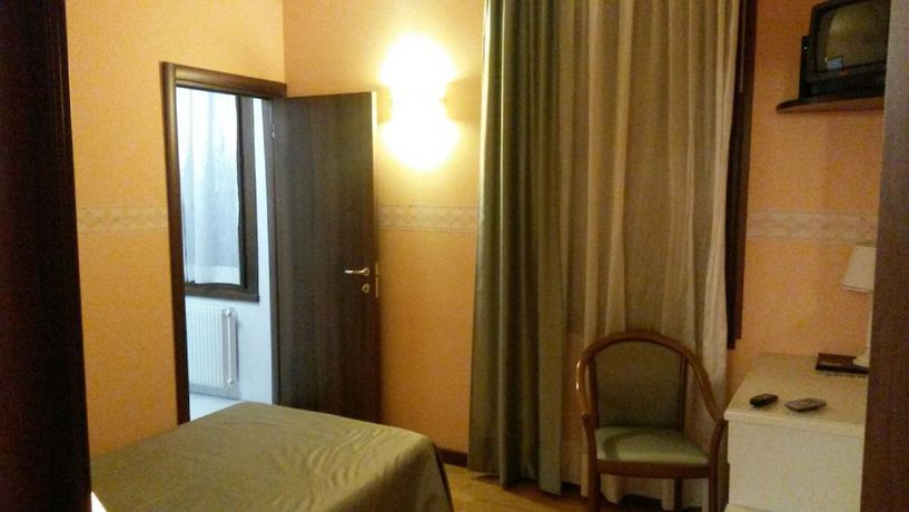 Imagen de la habitación del Hotel Albergo Ristorante Flora. Foto 13