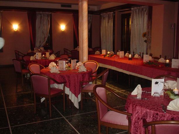 Imagen del bar/restaurante del Hotel Albergo Ristorante Flora. Foto 6