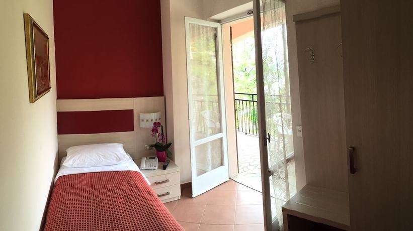 Imagen de la habitación del Hotel Albergo Riva. Foto 10