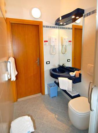 Imagen de la habitación del Hotel Albergo Rossella. Foto 10