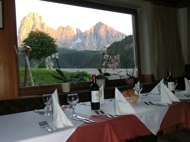 Imagen del bar/restaurante del Hotel Albergo Somont. Foto 9