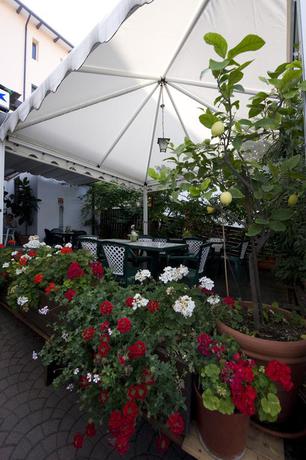 Imagen de los exteriores del Hotel Albergo Stella, Tole. Foto 8