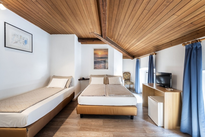 Imagen de la habitación del Hotel Albergo Svizzero. Foto 15