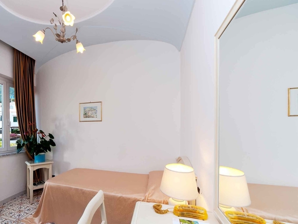 Imagen de la habitación del Hotel Albergo Terme Villa Svizzera. Foto 13