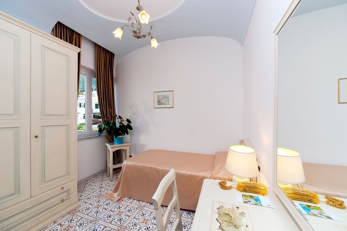 Imagen de la habitación del Hotel Albergo Terme Villa Svizzera. Foto 18