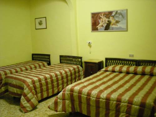 Imagen de la habitación del Hotel Albergo Tre Donzelle. Foto 14