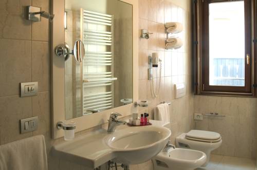 Imagen de la habitación del Hotel Albergo Venturelli. Foto 11