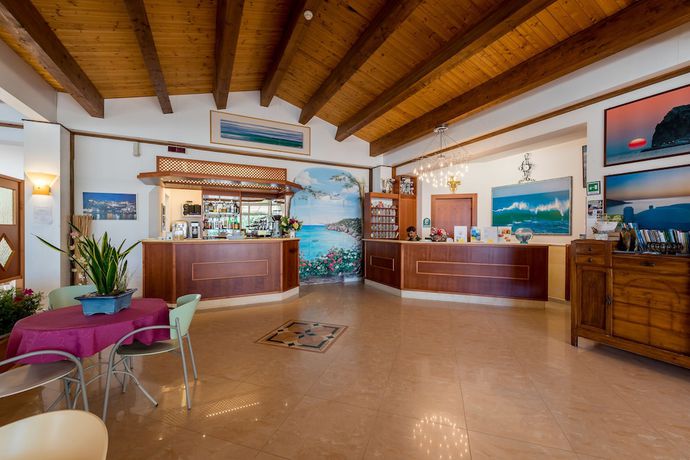Imagen de los interiores del Hotel Albergo Villa a Mare. Foto 19