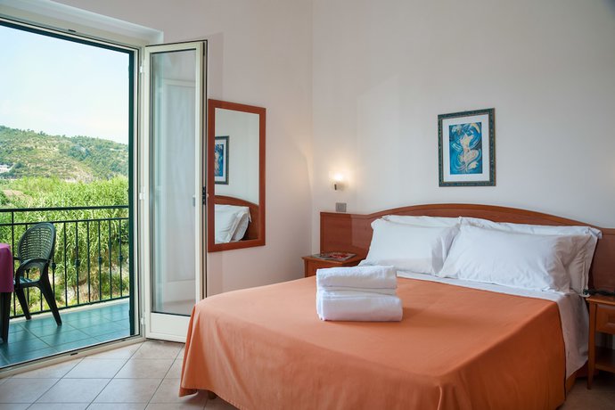 Imagen de la habitación del Hotel Albergo Villa a Mare. Foto 10