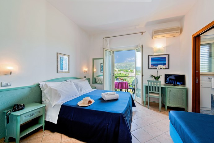 Imagen de la habitación del Hotel Albergo Villa a Mare. Foto 12