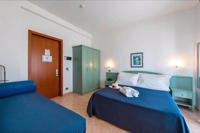 Imagen de la habitación del Hotel Albergo Villa a Mare. Foto 13