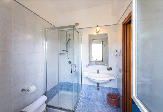 Imagen de la habitación del Hotel Albergo Villa a Mare. Foto 14