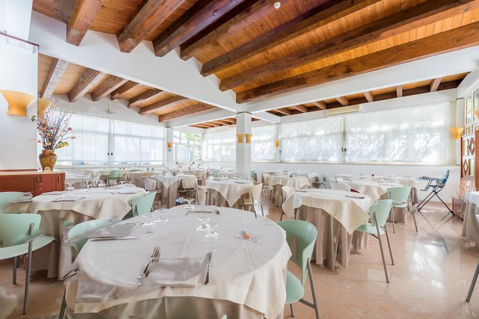 Imagen del bar/restaurante del Hotel Albergo Villa a Mare. Foto 7