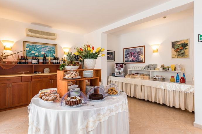 Imagen del bar/restaurante del Hotel Albergo Villa a Mare, Peschici. Foto 3