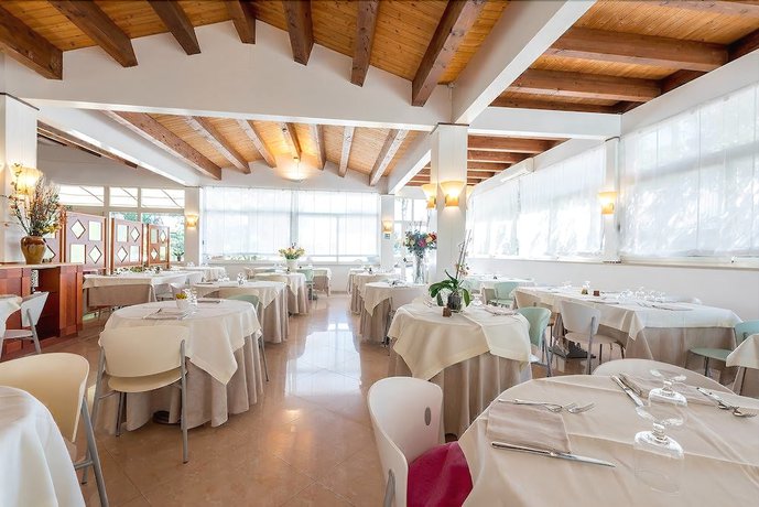 Imagen del bar/restaurante del Hotel Albergo Villa a Mare, Peschici. Foto 6