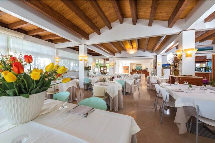 Imagen del bar/restaurante del Hotel Albergo Villa a Mare, Peschici. Foto 8