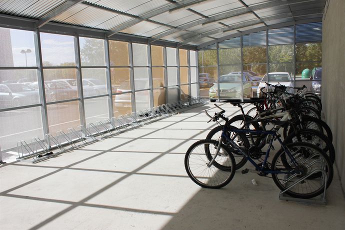 Imagen de los exteriores del Hotel Albergue Residencia Universitaria Los Abedules. Foto 8