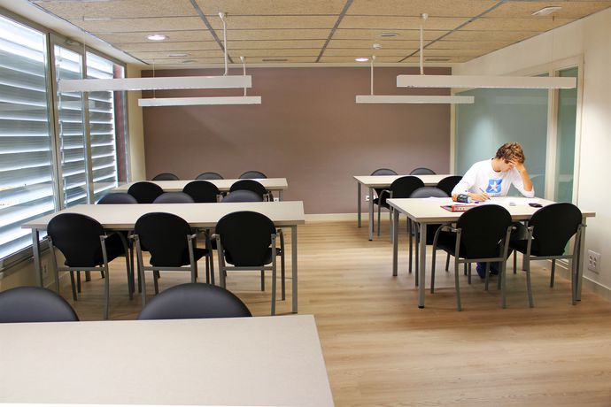 Imagen de los interiores del Hotel Albergue Residencia Universitaria Los Abedules. Foto 10