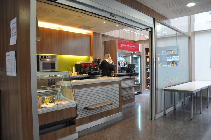 Imagen del bar/restaurante del Hotel Albergue Residencia Universitaria Los Abedules. Foto 3