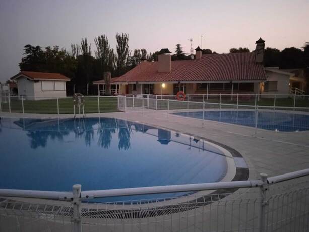 Imagen general del Hotel Albergue Zaragoza Camping. Foto 1
