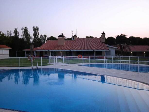 Imagen general del Hotel Albergue Zaragoza Camping. Foto 6