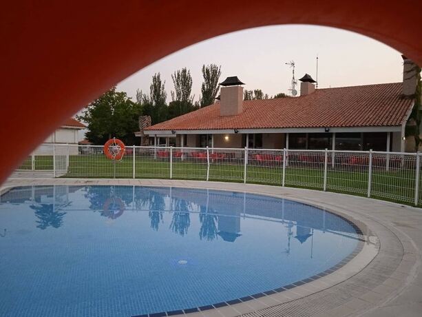 Imagen general del Hotel Albergue Zaragoza Camping. Foto 7