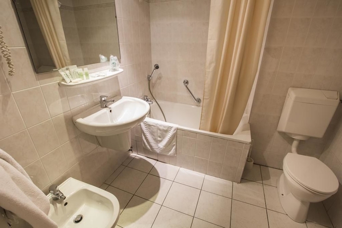 Imagen de la habitación del Hotel Albion, Lourdes. Foto 9