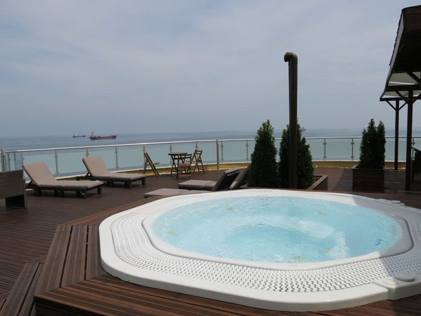 Imagen de la piscina del Hotel Albizia. Foto 17