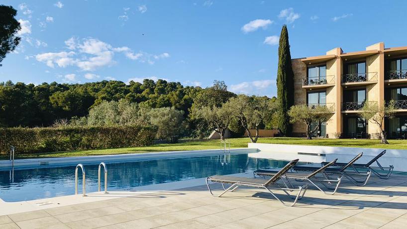 Imagen de la piscina del Hotel Albons. Foto 8