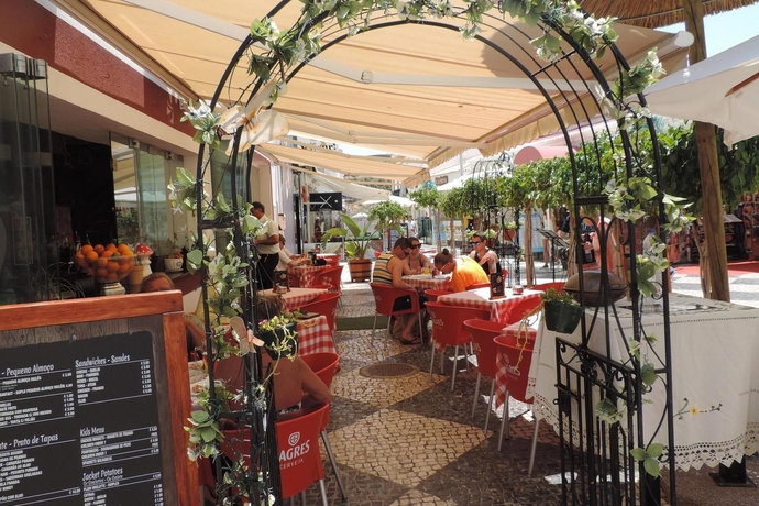 Imagen de los exteriores del Hotel Albufeira Beach. Foto 7