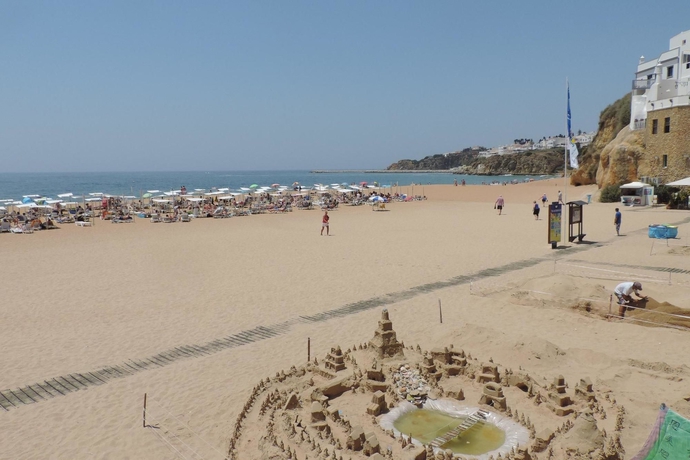 Imagen de los exteriores del Hotel Albufeira Beach. Foto 12