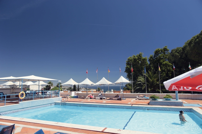 Imagen de la piscina del Hotel Albufeira Jardim. Foto 16