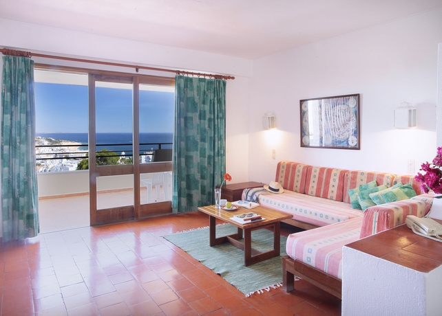 Imagen de la habitación del Hotel Albufeira Jardim. Foto 12