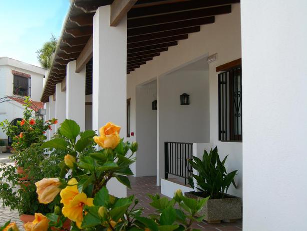 Imagen de los exteriores del Hotel Alcadima. Foto 7